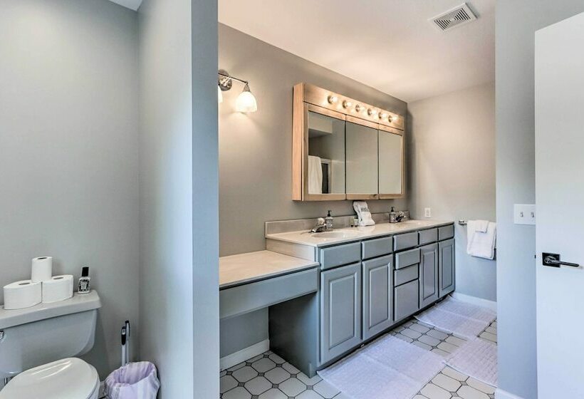 Lakefront Family Retreat In Osage Beach!