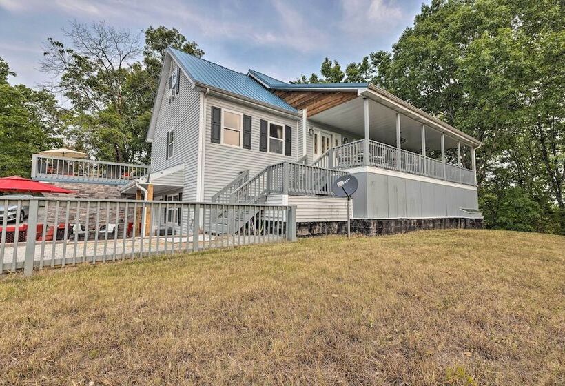 Hilltop Hideaway  Branson Home W/ Trampoline!