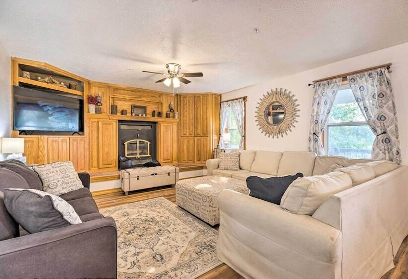Hilltop Hideaway  Branson Home W/ Trampoline!