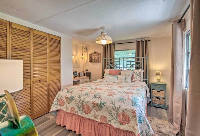 Homosassa Retreat W/ Sunroom & Canal Views!