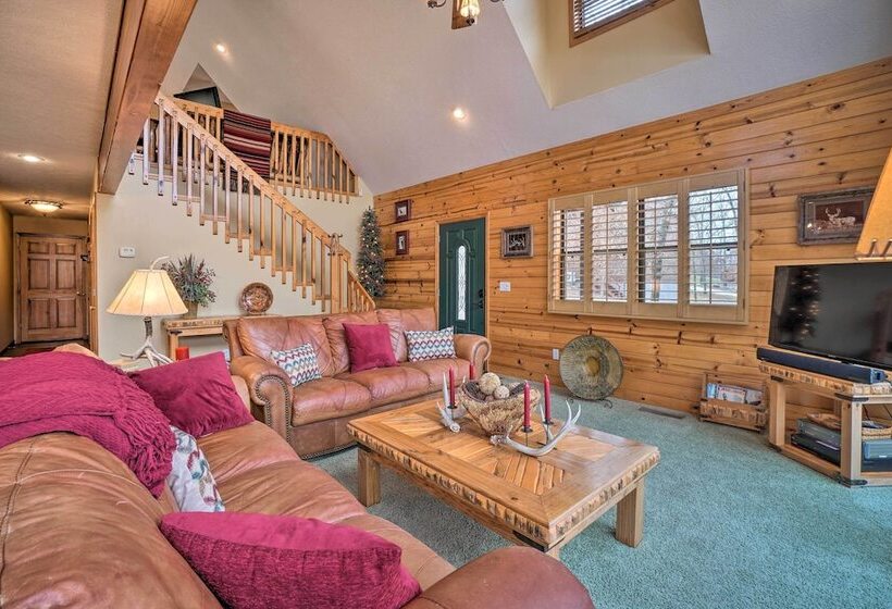 Idyllic Table Rock Lake Cabin W/ Fire Pit!