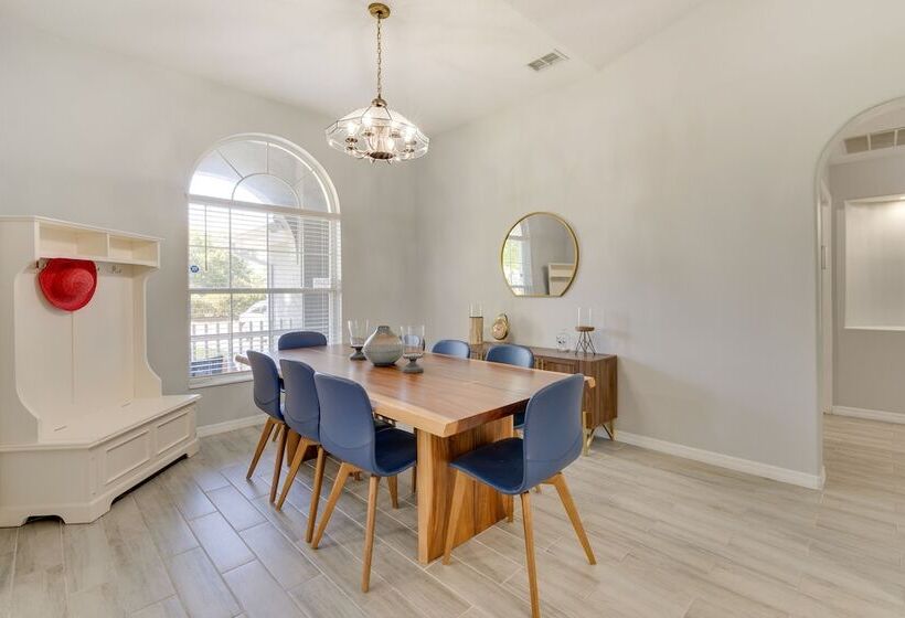 Inviting Home W/ Lanai & Pool In Kissimmee!