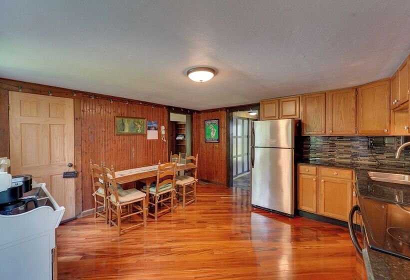 Killington Area Escape W/ Deck, Views & Hot Tub!