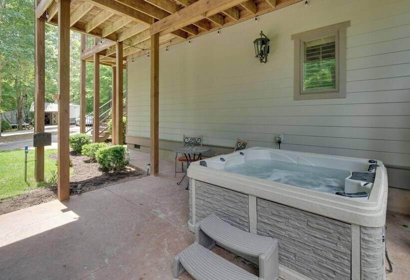 Landrum  Treehouse    Hot Tub & Trail Access!