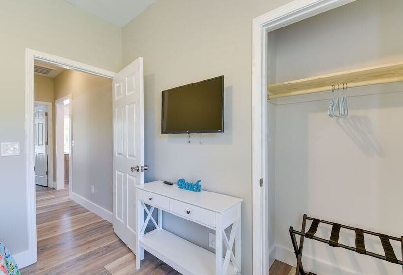 Lovely Vacation Home ~ 1 Mi To Ocean Isle Beach!