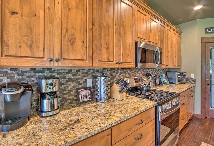 Modern Rustic Ronald Getaway: Hot Tub, Grill!