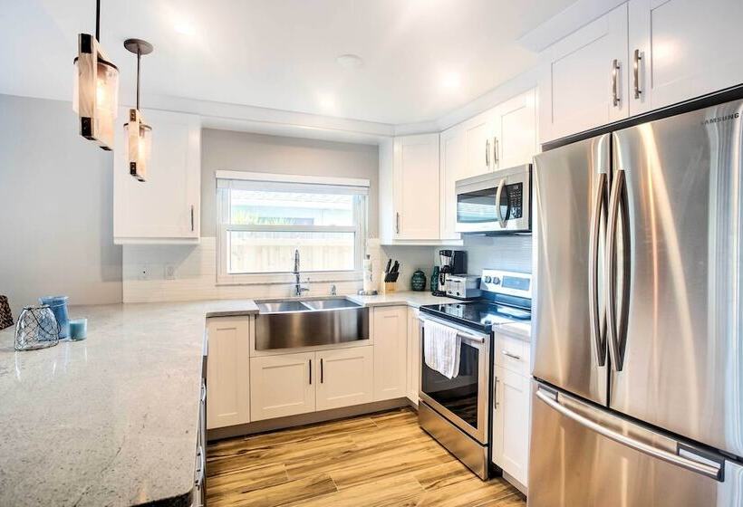 Naples Home W/ Lanai & Pool Near Vanderbilt Beach!