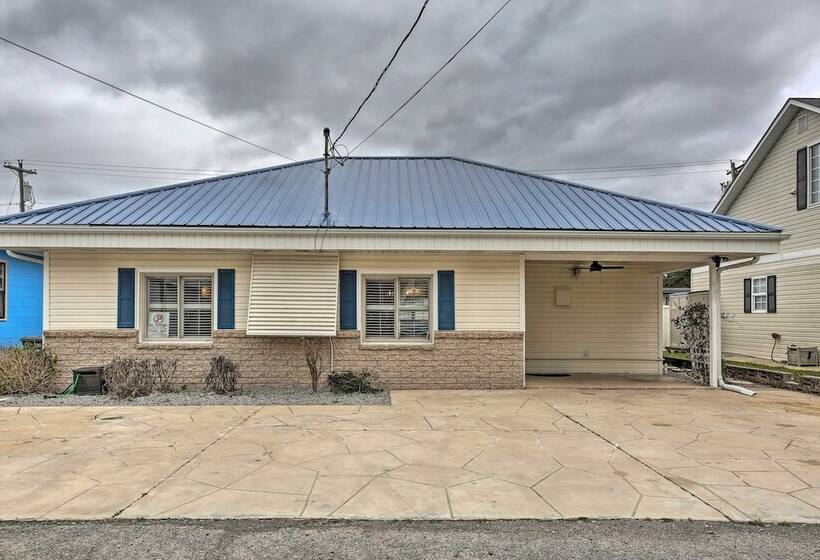 North Myrtle Beach Home: Steps To The Beach!
