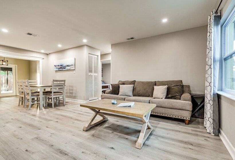 Idyllic Oldsmar Vacation Rental: 1 Mi To Beach!