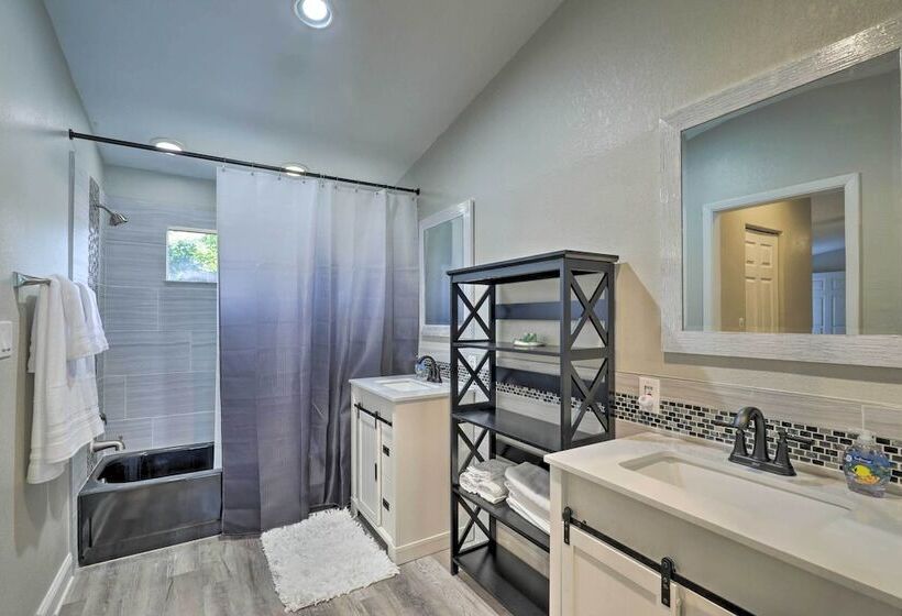 Near Beaches & Dining: Palm Harbor Gem W/ Pool