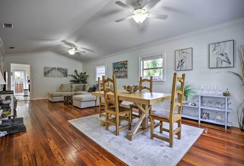 The Cottage Jewel  Pet Friendly Home: Fenced Yard