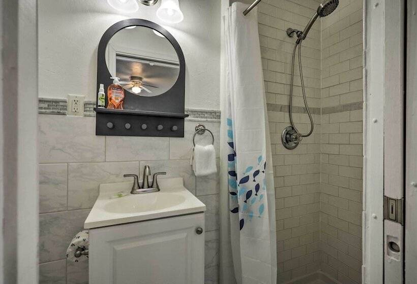 The Cottage Jewel  Pet Friendly Home: Fenced Yard