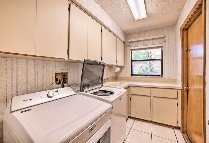 Relaxing Tampa Abode W/ Screened Lanai & Pool