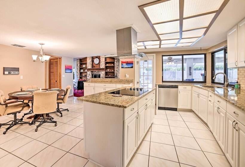 Relaxing Tampa Abode W/ Screened Lanai & Pool