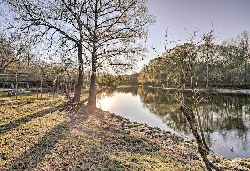Fort White Retreat: Deck & River Access!