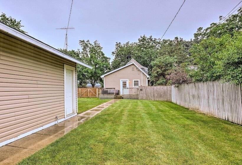 Renovated Lake Geneva Home Near Dtwn + Beach!