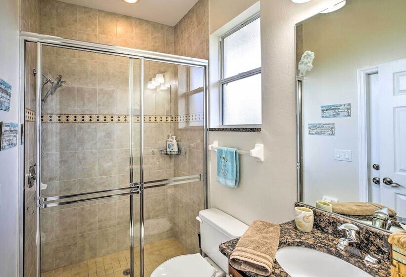 Waterfront Pool & Spa: Relaxing Cape Coral Retreat