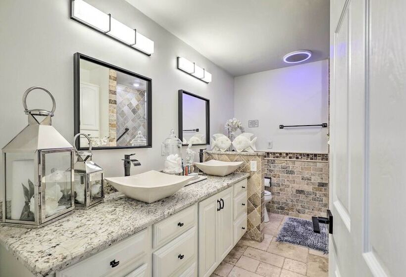 Stunning Tampa Oasis ~ 15 Mi From Downtown!