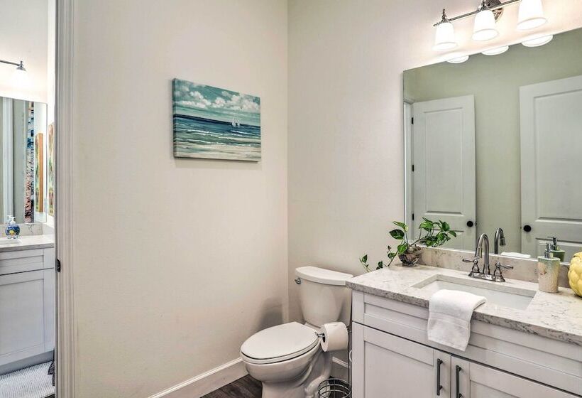 Family Friendly Tampa Home < 3 Mi To Ocean!