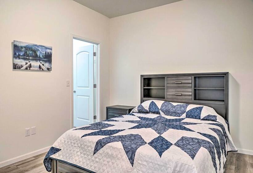 Updated Cabin W/ Direct Lake Access & Pool!