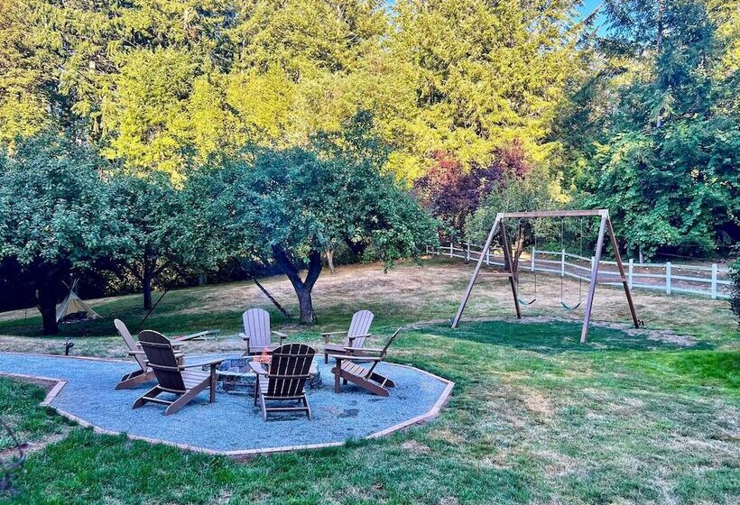 100 Year Old Farmhouse W/ Hot Tub On 5 Acres!