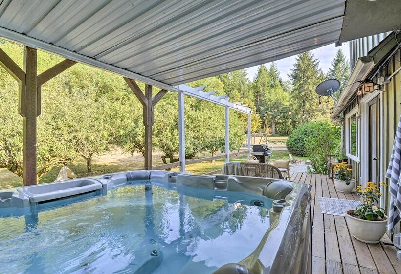 100 Year Old Farmhouse W/ Hot Tub On 5 Acres!