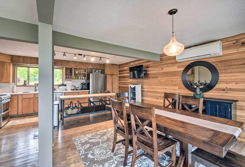 Bright & Airy Home W/ Sweeping View + Hot Tub