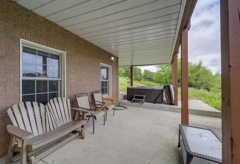 Classy Home W/ Hot Tub + Mt. Jefferson Views!