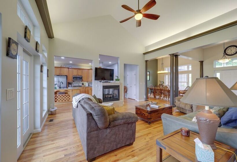 Classy Home W/ Hot Tub + Mt. Jefferson Views!