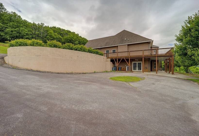 Classy Home W/ Hot Tub + Mt. Jefferson Views!