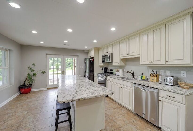 Classy Home W/ Hot Tub + Mt. Jefferson Views!