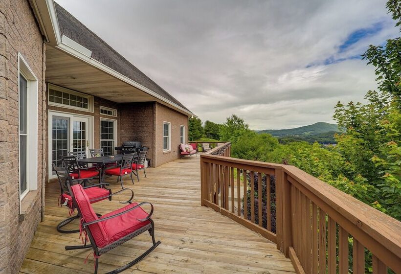 Classy Home W/ Hot Tub + Mt. Jefferson Views!