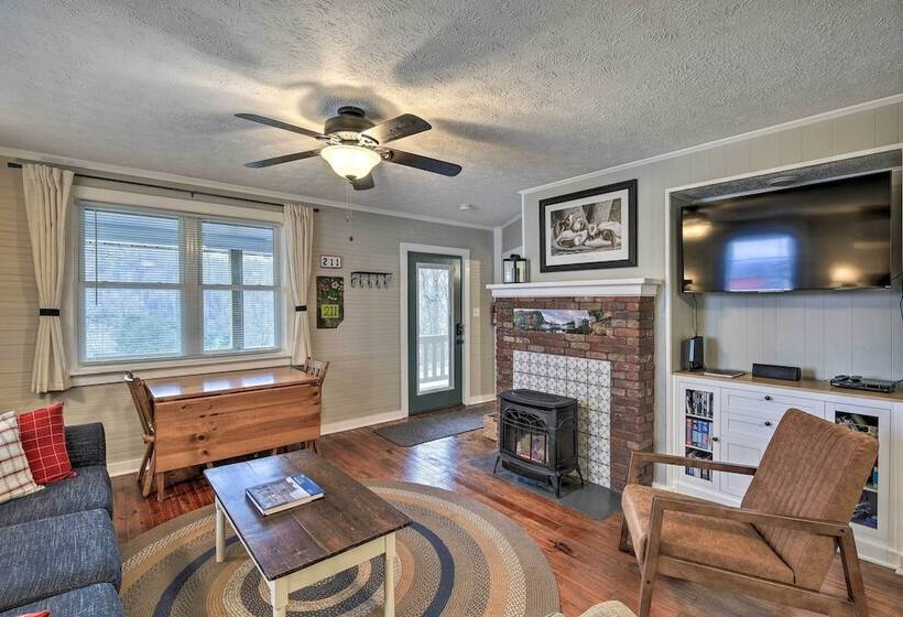 Cozy Fries Escape W/ Mountain & River Views!