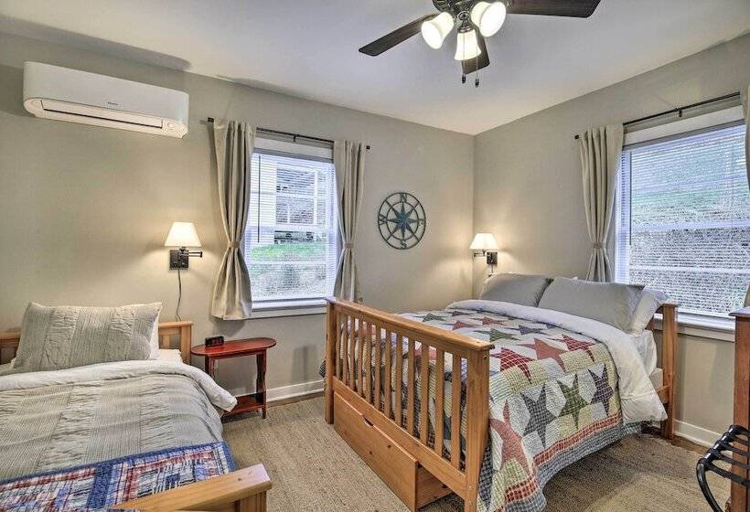 Cozy Fries Escape W/ Mountain & River Views!