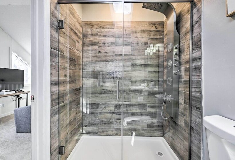 Hot Tub, Fire Pit & Game Room: Tobyhanna Home!
