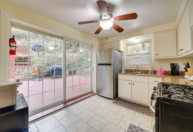 Cute Home W/ Patio ~ 7 Mi To Dtwn Pittsburgh