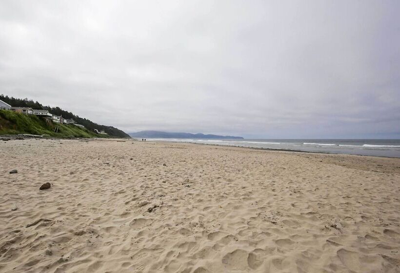 Exquisite Oceanside House W/ Pacific Views & Deck!