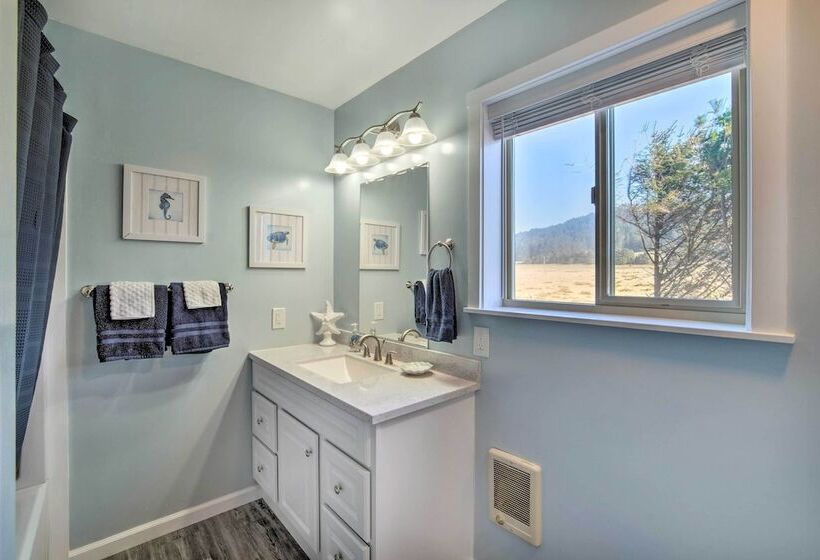 Gold Beach Home W/ Hot Tub, 1/4 Mi To Beach!