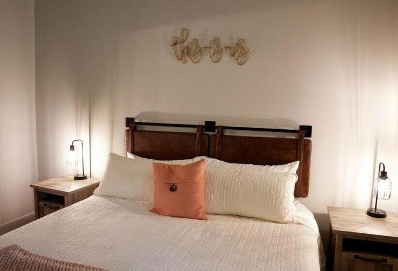 여관 Tall Oaks Resort