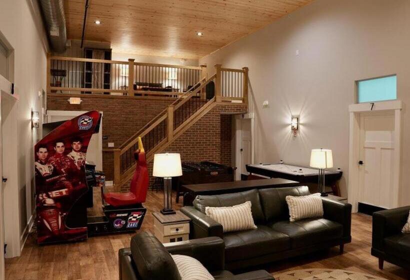 여관 Tall Oaks Resort