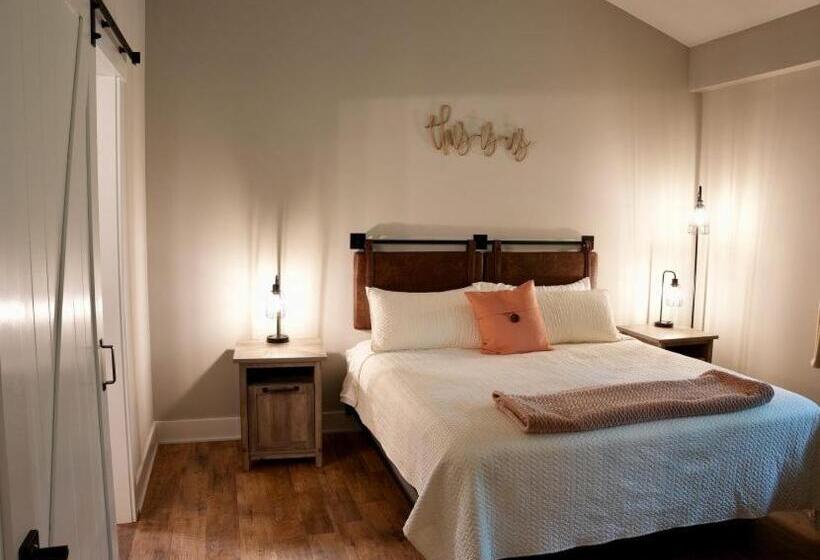 여관 Tall Oaks Resort