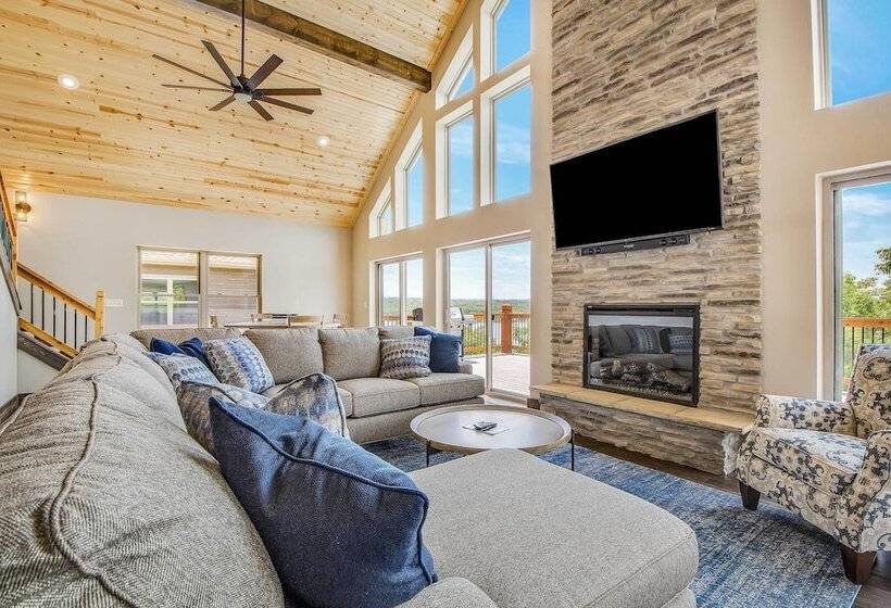 Lavish Retreat W/ Decks, Steps To Table Rock Lake!