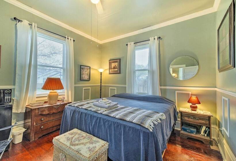 Pet Friendly Home W/ Yard: 3 Mi To Dtwn Houston!