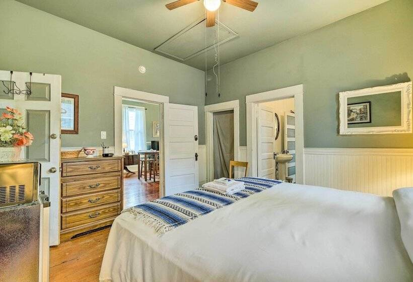 Pet Friendly Home W/ Yard: 3 Mi To Dtwn Houston!