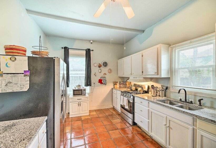 Pet Friendly Home W/ Yard: 3 Mi To Dtwn Houston!