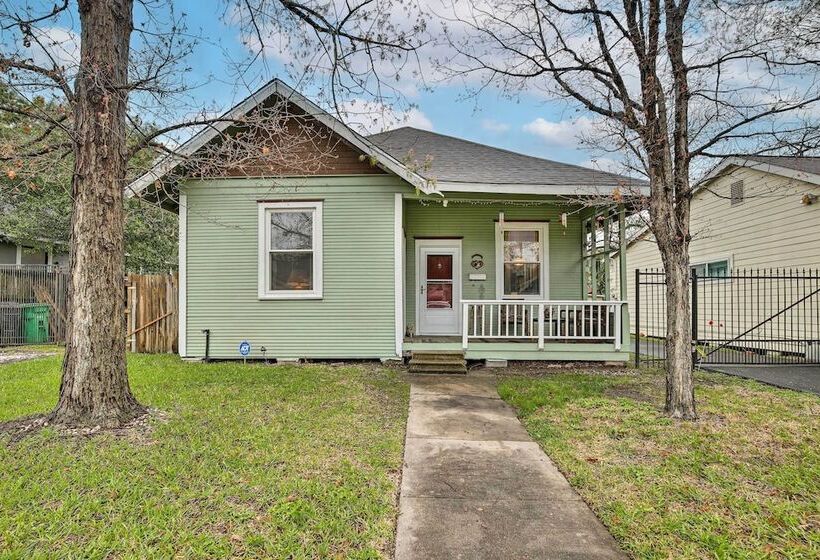 Pet Friendly Home W/ Yard: 3 Mi To Dtwn Houston!