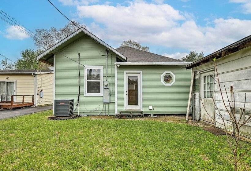 Pet Friendly Home W/ Yard: 3 Mi To Dtwn Houston!