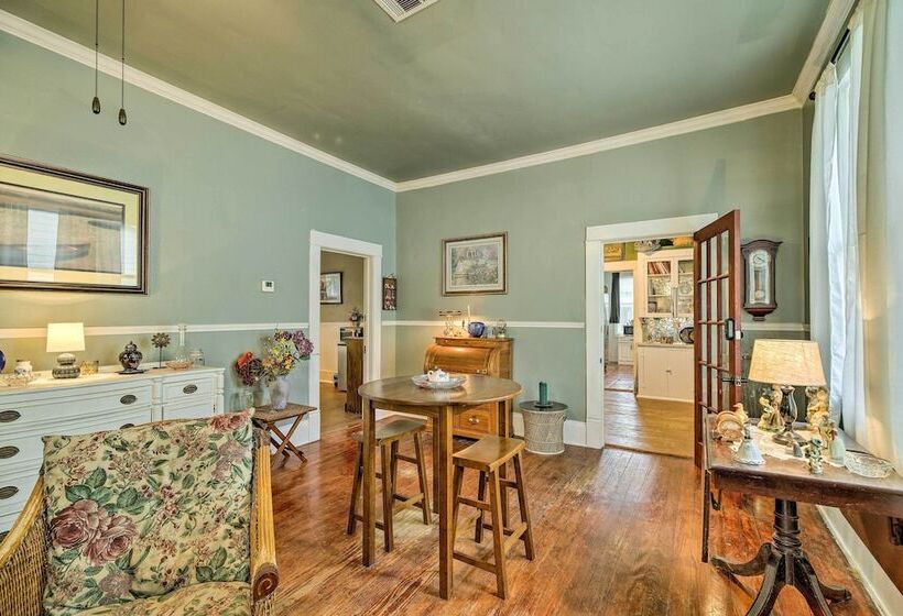 Pet Friendly Home W/ Yard: 3 Mi To Dtwn Houston!