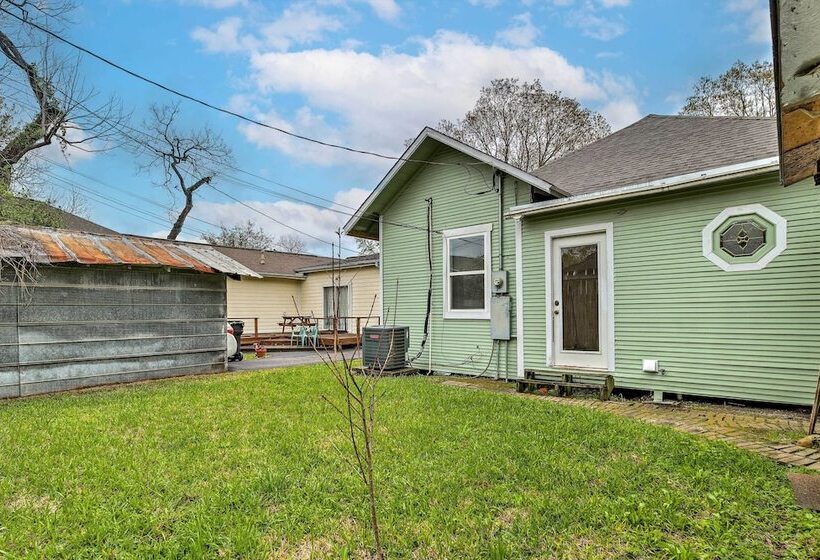 Pet Friendly Home W/ Yard: 3 Mi To Dtwn Houston!