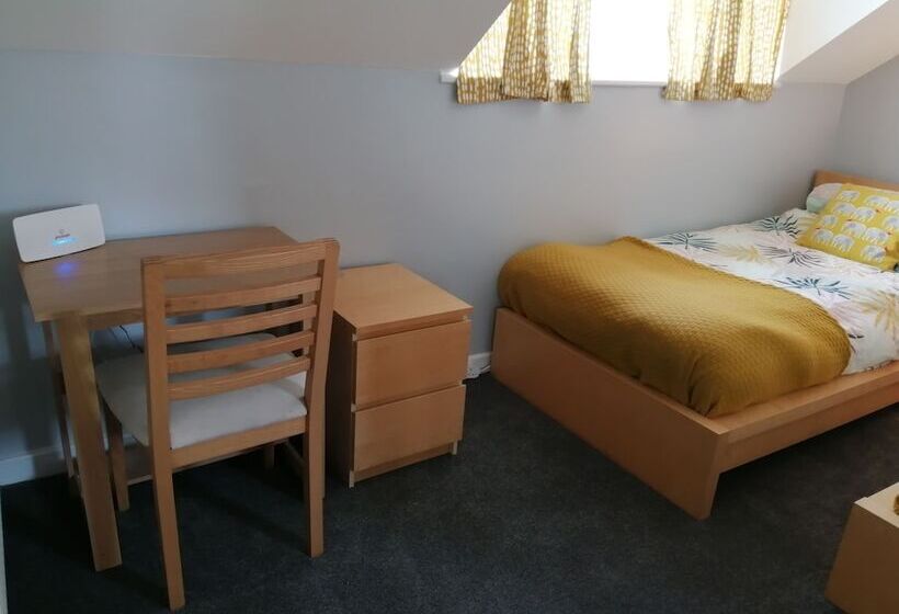 レジデンス Homely, 4 Bed House Close To Stunning Beach